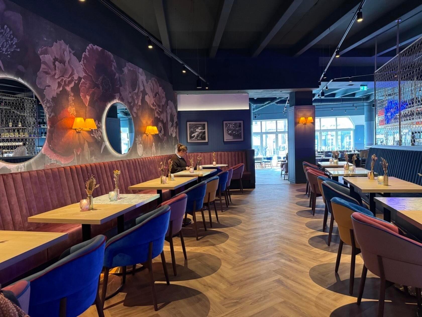 Dadurch, dass die Fläche abschüssig ist, sind mehrere Ebenen im Gastraum entstanden. An die ehemalige Aldi-Filiale und die ehemaligen Räumlichkeiten des Kartenhandels Freytag + Berndt erinnert hier nichts mehr.