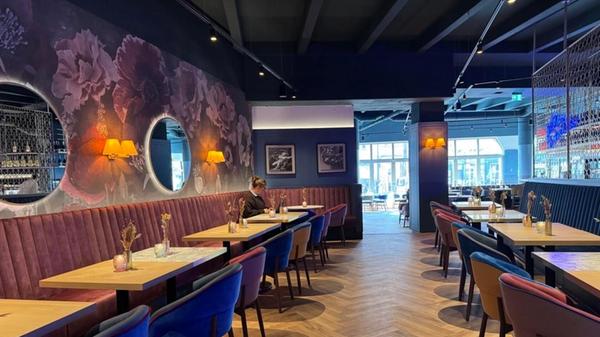 Dadurch, dass die Fläche abschüssig ist, sind mehrere Ebenen im Gastraum entstanden. An die ehemalige Aldi-Filiale und die ehemaligen Räumlichkeiten des Kartenhandels Freytag + Berndt erinnert hier nichts mehr.