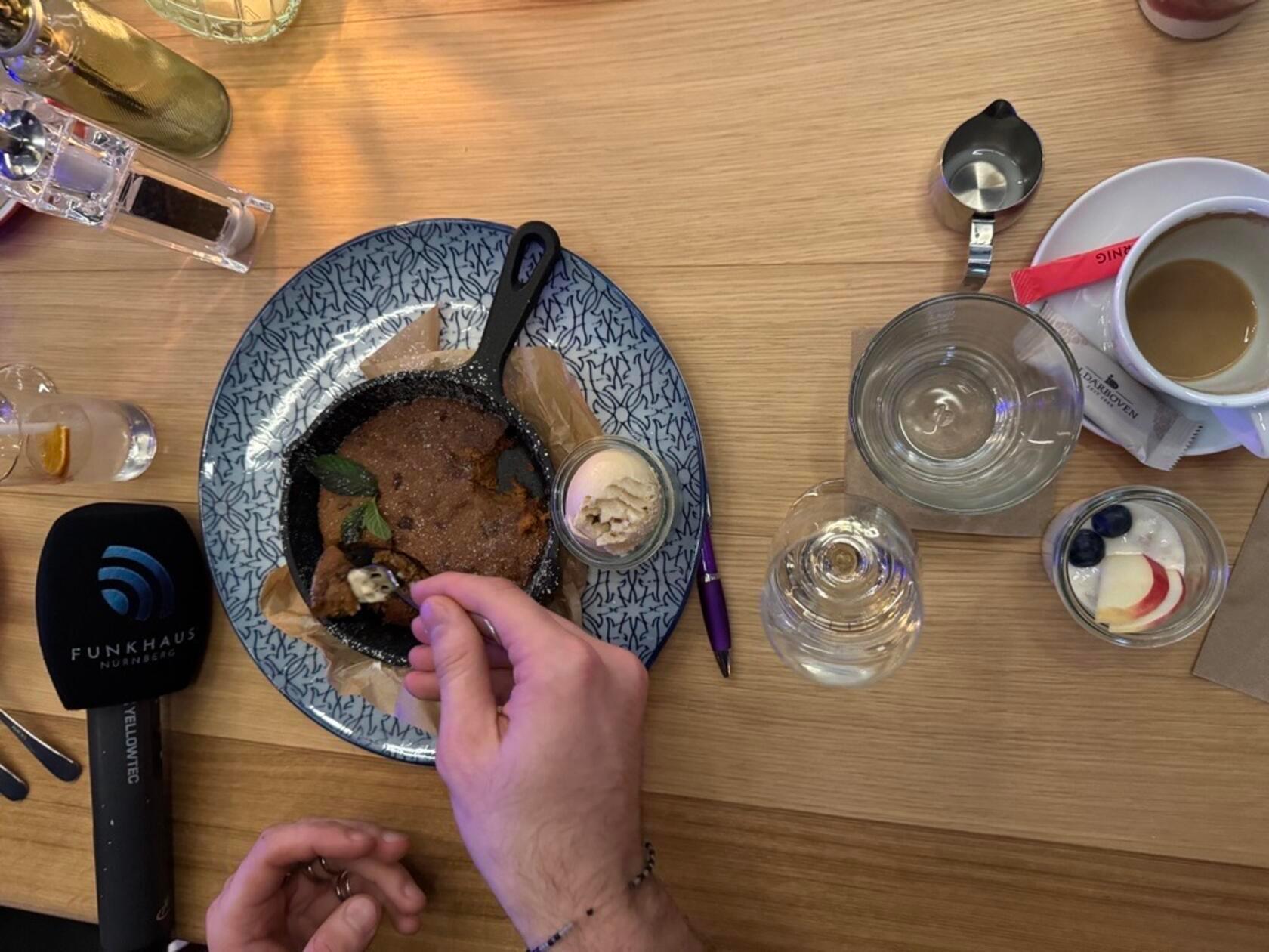 Topseller, so die Angaben, in den Wilma-Wunder-Filialen ist der Pfannenkeks, der heiß und dampfend mit Vanille-Hafereis serviert wird.