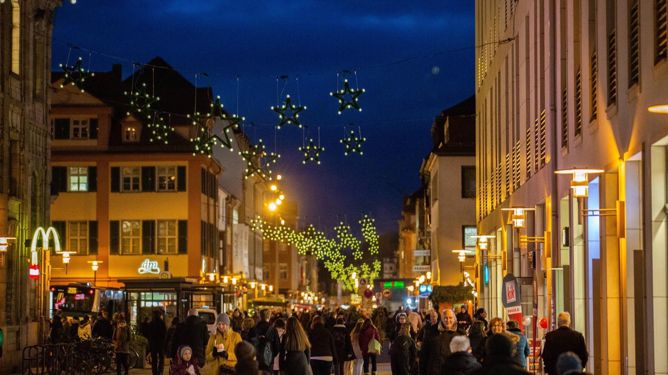Weihnachtsmarkt in Erlangen Weihnachtsbeleuchtung 