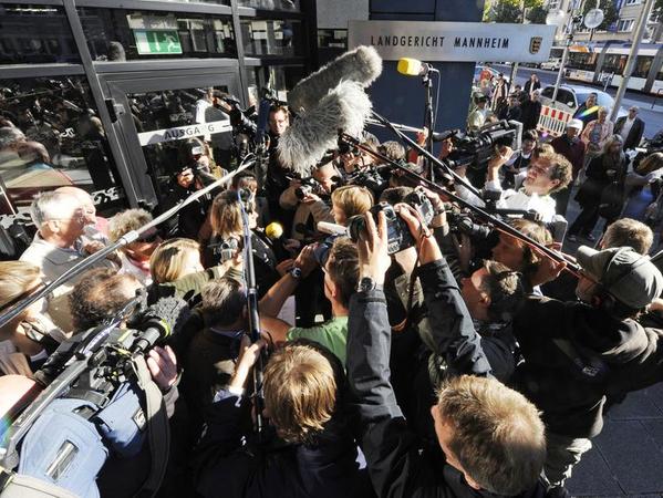 Medienandrang: Zahlreiche Journalisten und Kameraleute berichten vom Prozess gegen Jörg Kachelmann. Medienandrang: Zahlreiche Journalisten und Kameraleute berichten vom Prozess gegen Jörg Kachelmann.