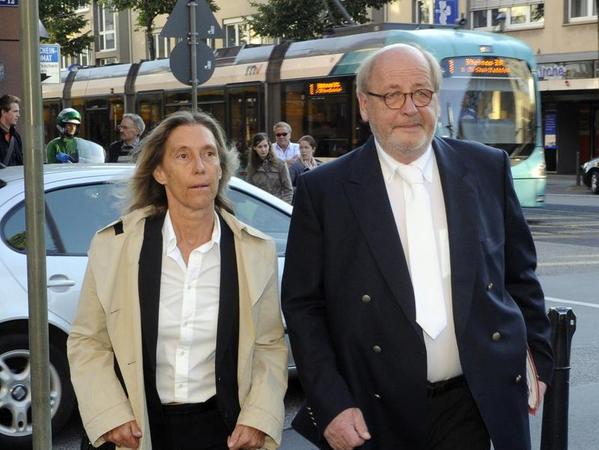 Andrea Combe und Reinhard Birkenstock, die Anwälte von Jörg Kachelmann, auf dem Weg ins Landgericht in Mannheim. Andrea Combe und Reinhard Birkenstock, die Anwälte von Jörg Kachelmann, auf dem Weg ins Landgericht in Mannheim.