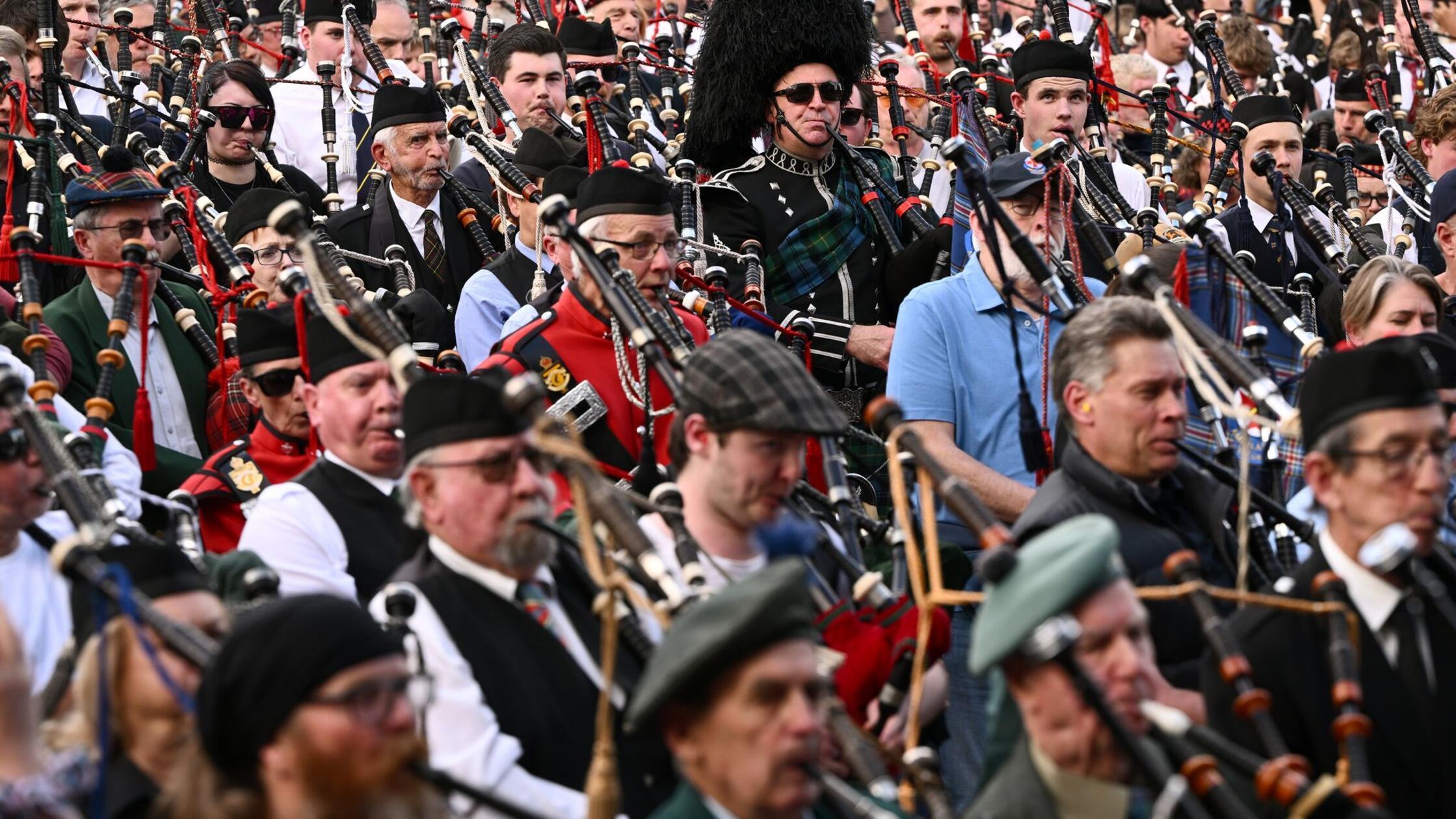 Melbourne: 374 Dudelsackspieler knacken mit AC/DC Weltrekord