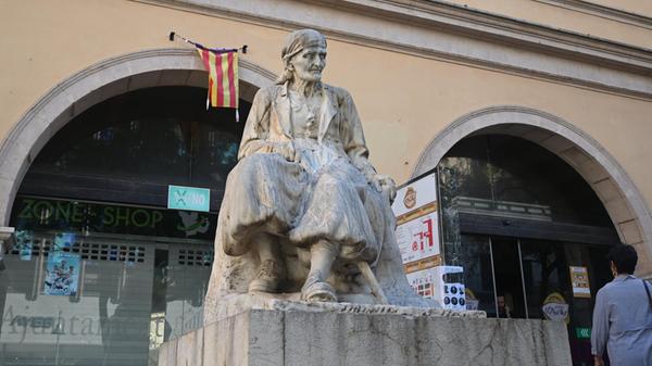 Kochkurs in Palma - beim Kochkurs wurde vorher in der Markthalle von Palma, dem Mercat de l’Olivar, eingekauft. Eine Steinstatue einer alten Marktfrau wacht hier am Eingang.