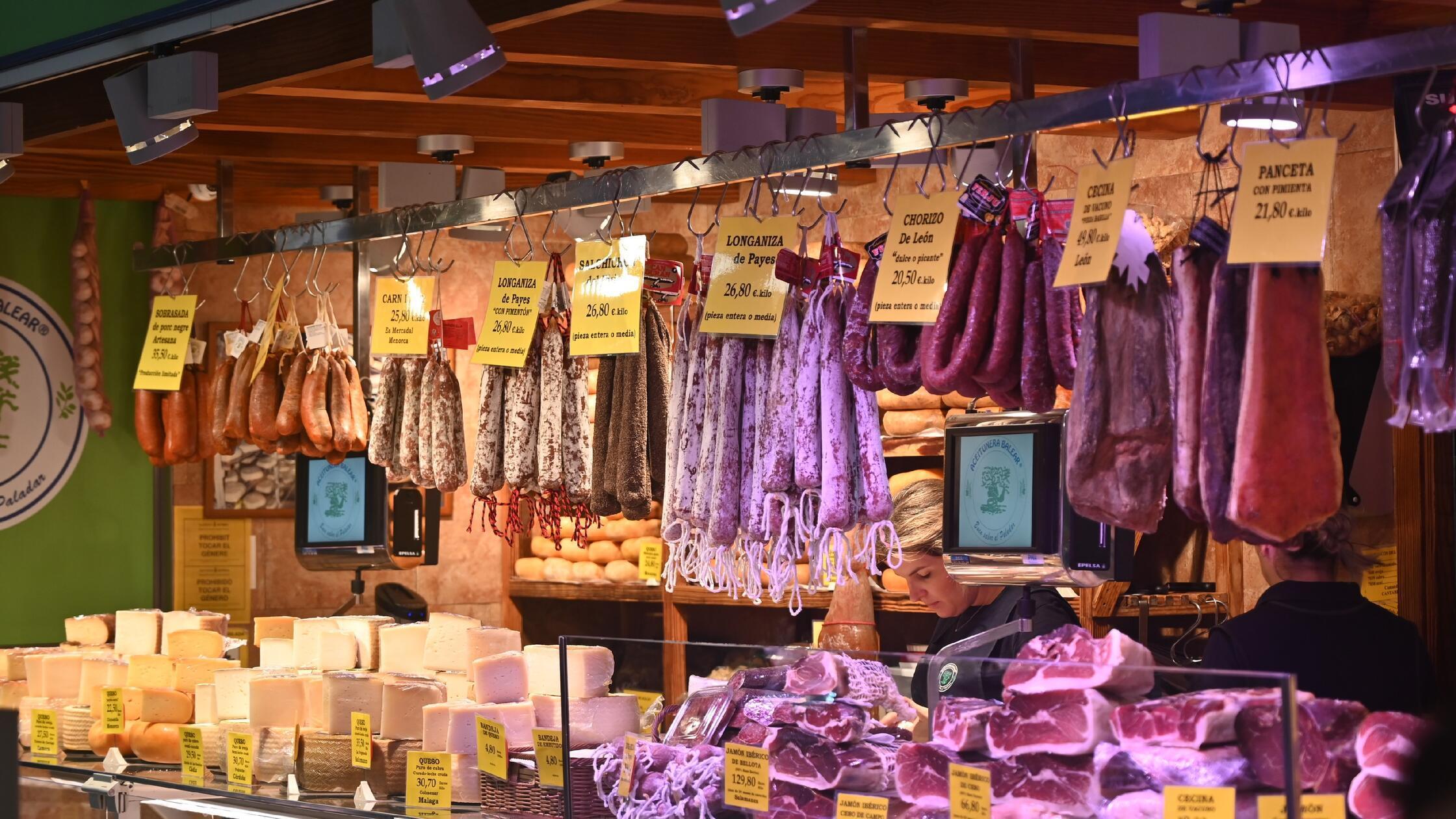 Kochkurs in Palma - jede Menge leckerer Würste hingen hier aus. Wir brauchten Sobresada, eine luftgetrocknete, streichfähige Rohwurst aus Mallorca.