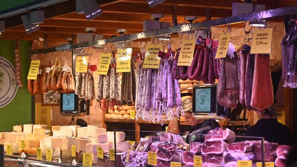 Kochkurs in Palma - jede Menge leckerer Würste hingen hier aus. Wir brauchten Sobresada, eine luftgetrocknete, streichfähige Rohwurst aus Mallorca.