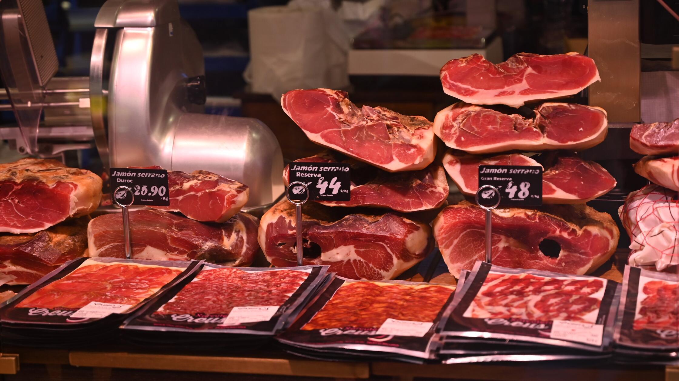 Kochkurs in Palma - der bekannte Jamon Serrano Schinken ist in unterschiedlichen Preislagen erhältlich.