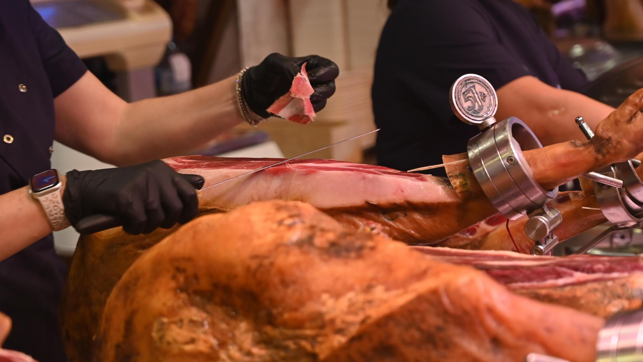 Kochkurs in Palma - der edle Serrano-Schinken wird hauchdünn von Hand geschnitten.