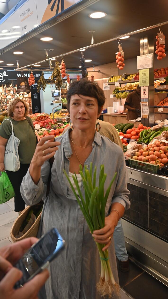 Kochkurs in Palma - unsere Kochlehrerin Deborah Piña Zitrone beim Einkauf.