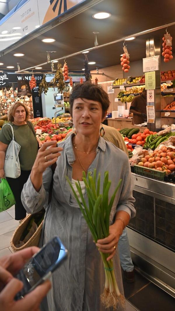 Kochkurs in Palma - unsere Kochlehrerin Deborah Piña Zitrone beim Einkauf.