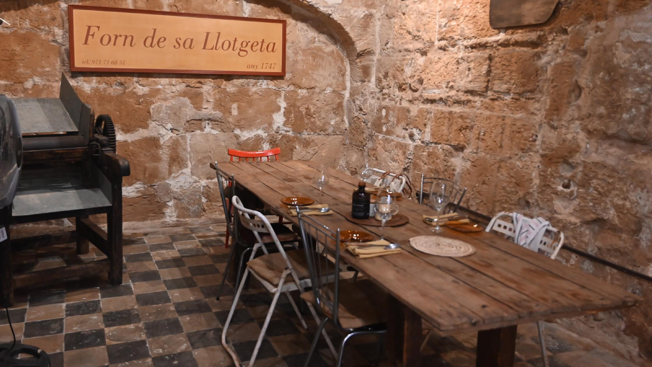 Kochkurs in Palma - klar, dass man im Forn de sa LLotgeta hinterher auch das Gekochte gemeinsam verzehrt.