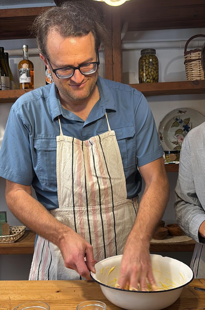 Kochkurs in Palma - unser Reporter knetete den Teig für die Rubiols per Hand.