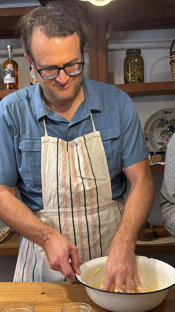 Kochkurs in Palma - unser Reporter knetete den Teig für die Rubiols per Hand.
