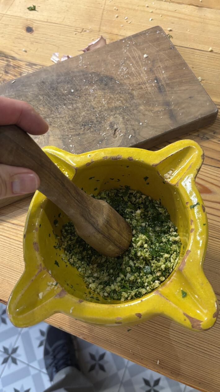 Kochkurs in Palma - per Mörser wurde eine Art Pesto zubereitet.