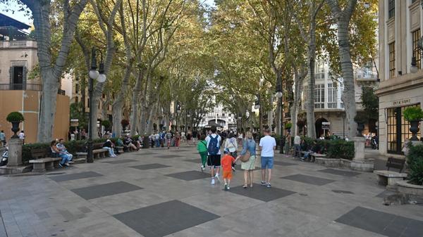 Eindrücke aus Palma, der Hauptstadt von Mallorca: Die Flaniermeile in Palma, der Passeig del Born.