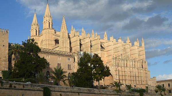 Eindrücke aus Palma, der Hauptstadt von Mallorca: Die Kathedrale der Heiligen Maria in Palma ist die Bischofskirche des Bistums Mallorca. Sie wird im Volksmund einfach La Seu genannt (katalanisch für „der Bischofssitz“).