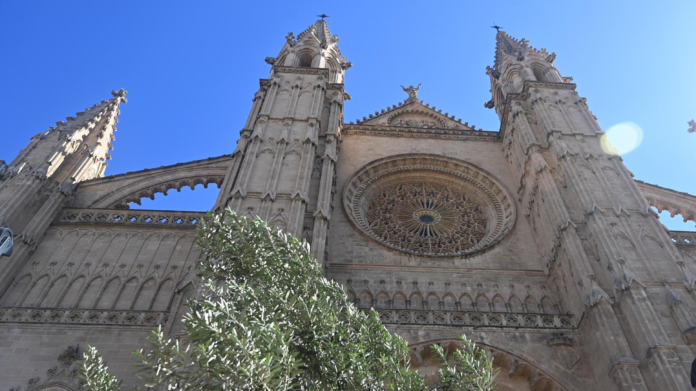Eindrücke aus Palma, der Hauptstadt von Mallorca: Die Kathedrale mit der bekannten Rosette, die für interessante Lichtspiele im Kircheninneren sorgt.