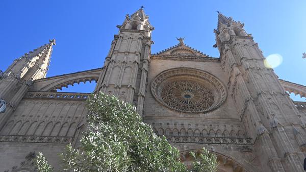 Eindrücke aus Palma, der Hauptstadt von Mallorca: Die Kathedrale mit der bekannten Rosette, die für interessante Lichtspiele im Kircheninneren sorgt.