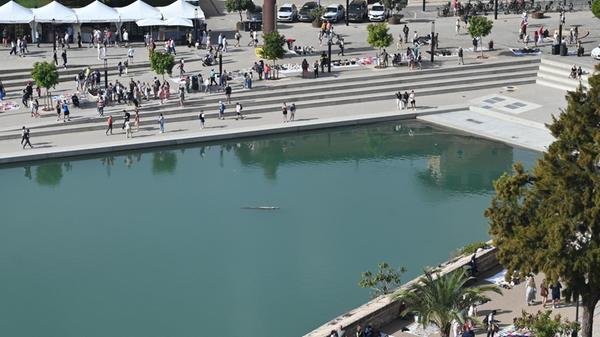 Eindrücke aus Palma, der Hauptstadt von Mallorca: Blick auf das kleine Becken vor der Kathedrale. Mitten im Hafen schwimmt ein ungewohntes Objekt.