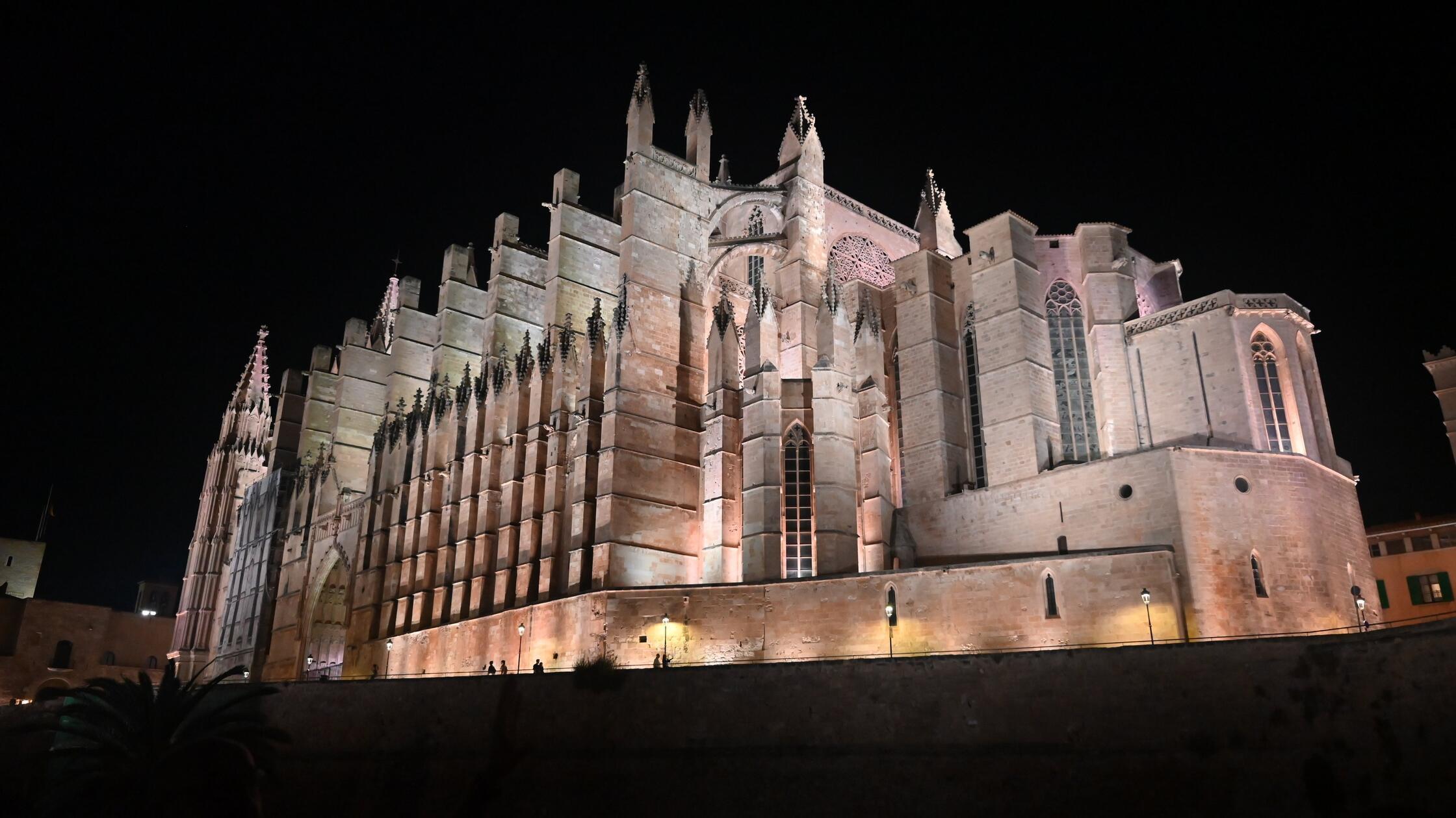 Eindrücke aus Palma, der Hauptstadt von Mallorca: Die Kathedrale bei Nacht.