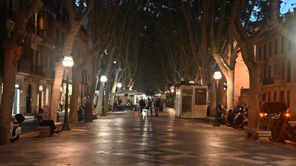 Eindrücke aus Palma, der Hauptstadt von Mallorca: Die Flaniermeile La Rambla.