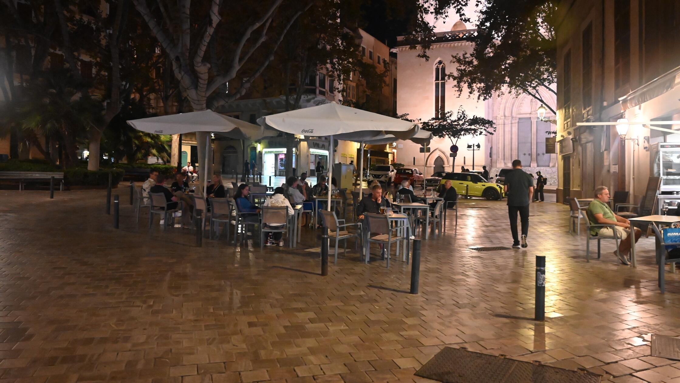 Eindrücke aus Palma, der Hauptstadt von Mallorca: Auch Anfang Oktober kann man noch problemlos kurzärmlig hier bis in die Nacht in den Straßencafés und -restaurants sitzen.