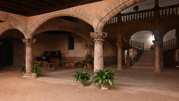 Eindrücke aus Palma, der Hauptstadt von Mallorca: Viele der alten Herrenhäuser haben imposante Innenhöfe. Vermutlich finden sich aber nur selten noch alte Kutschen wie hier im Hof.