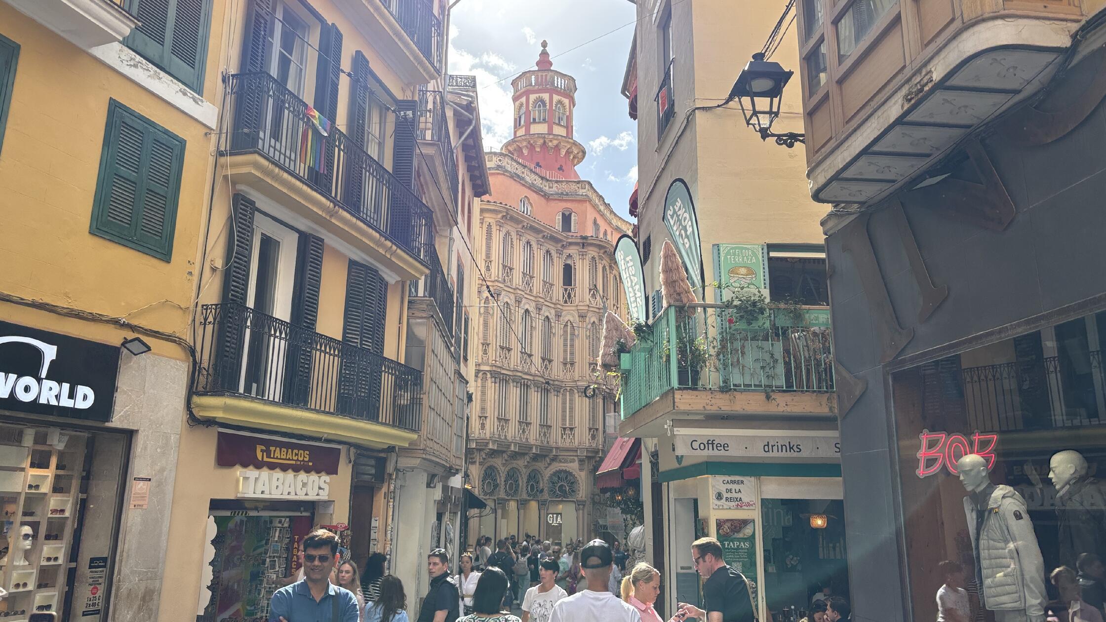 Eindrücke aus Palma, der Hauptstadt von Mallorca: In der Stadt gibt es einige besondere Häuser, die Elemente von Jugendstil oder von anderen Epochen aufgreifen.