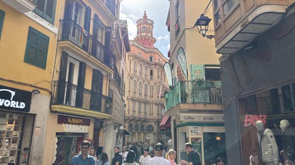 Eindrücke aus Palma, der Hauptstadt von Mallorca: In der Stadt gibt es einige besondere Häuser, die Elemente von Jugendstil oder von anderen Epochen aufgreifen.