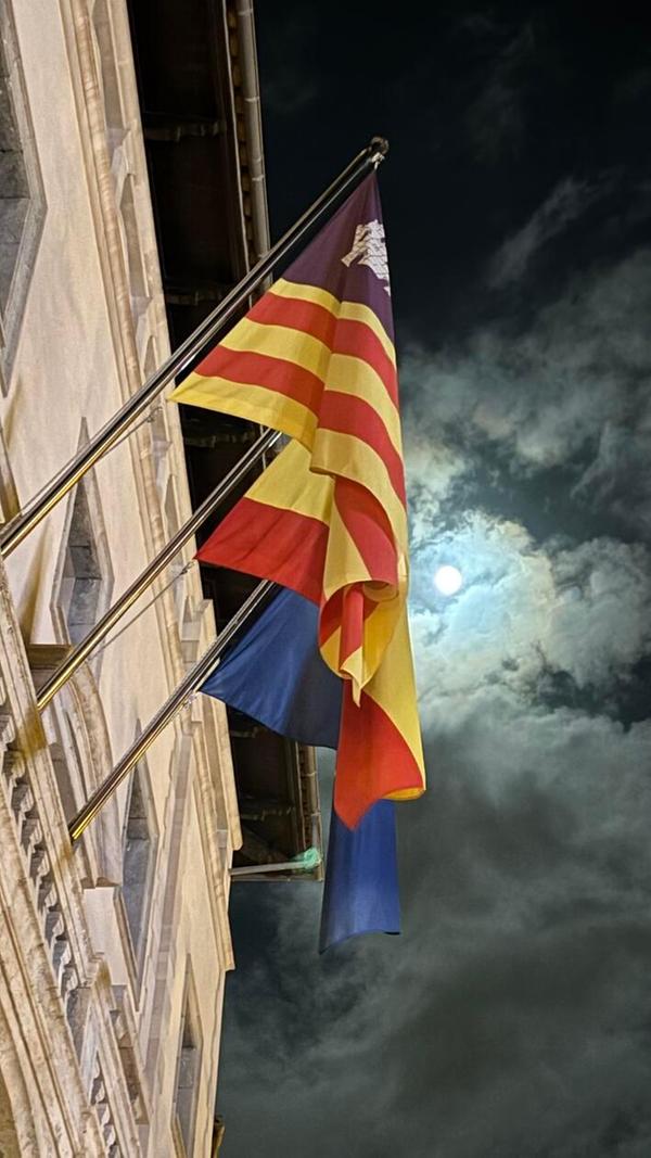 Eindrücke aus Palma, der Hauptstadt von Mallorca: Die Flagge von Mallorca mit Vollmond.