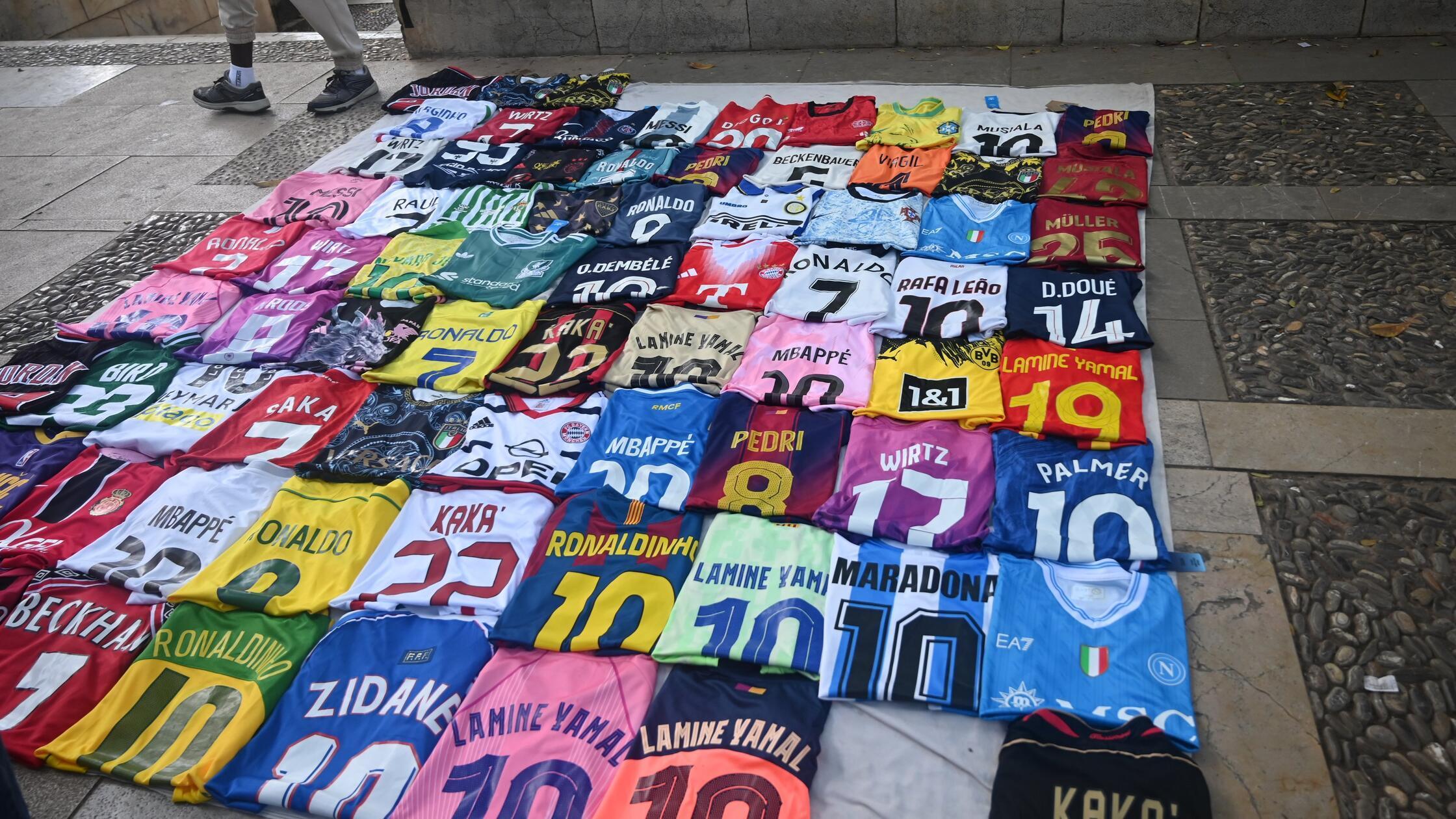 Eindrücke aus Palma, der Hauptstadt von Mallorca: Messi, Ronaldo, Yamal, Maradona - bei den Straßenhändlern gibt es die bekanntesten Fußballtrikots. Fans vom Club werden nicht fündig, ein Nürnberger 1. FCN-Trikot wird offenbar selten nachgefragt.