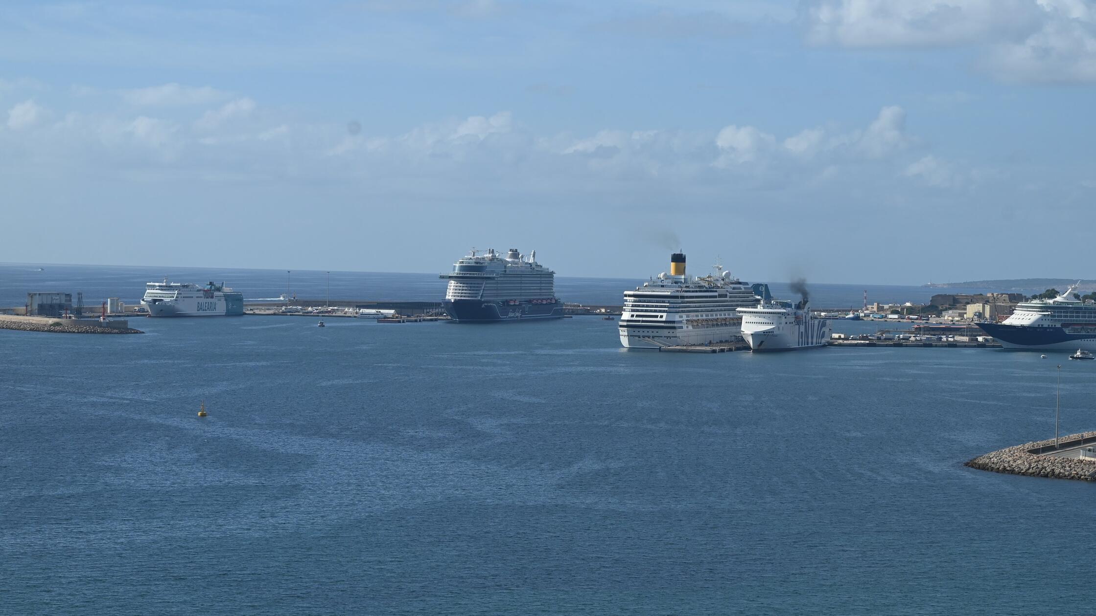 Eindrücke aus Palma, der Hauptstadt von Mallorca: Palma ist eines der am häufigsten angelaufenen Ziele der Kreuzfahrtschiffe im Mittelmeer. Kreuzfahrtschiffe legen täglich im Hafen an.