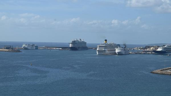 Eindrücke aus Palma, der Hauptstadt von Mallorca: Palma ist eines der am häufigsten angelaufenen Ziele der Kreuzfahrtschiffe im Mittelmeer. Kreuzfahrtschiffe legen täglich im Hafen an.