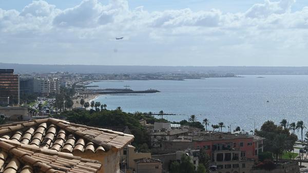 Eindrücke aus Palma, der Hauptstadt von Mallorca: Der Flieger zeigt es - der Inselflughafen ist kaum10 Kilometer entfernt, womit die Anreisewege in die Stadt außerordentlich kurz sind.