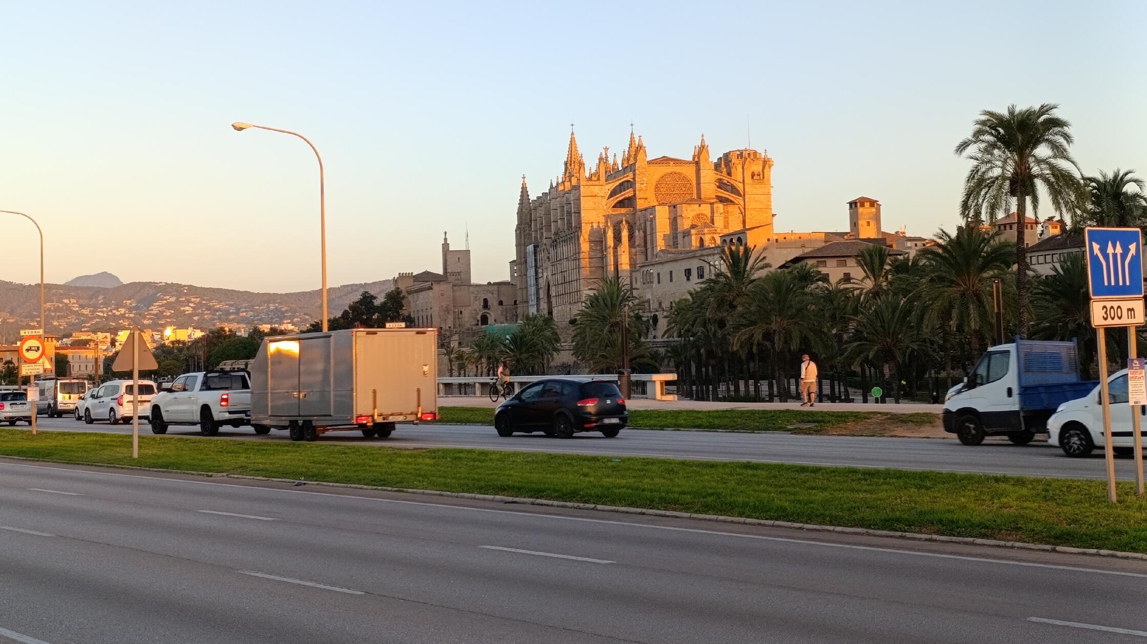 Eindrücke aus Palma, der Hauptstadt von Mallorca: Die Kathedrale im Morgenlicht.