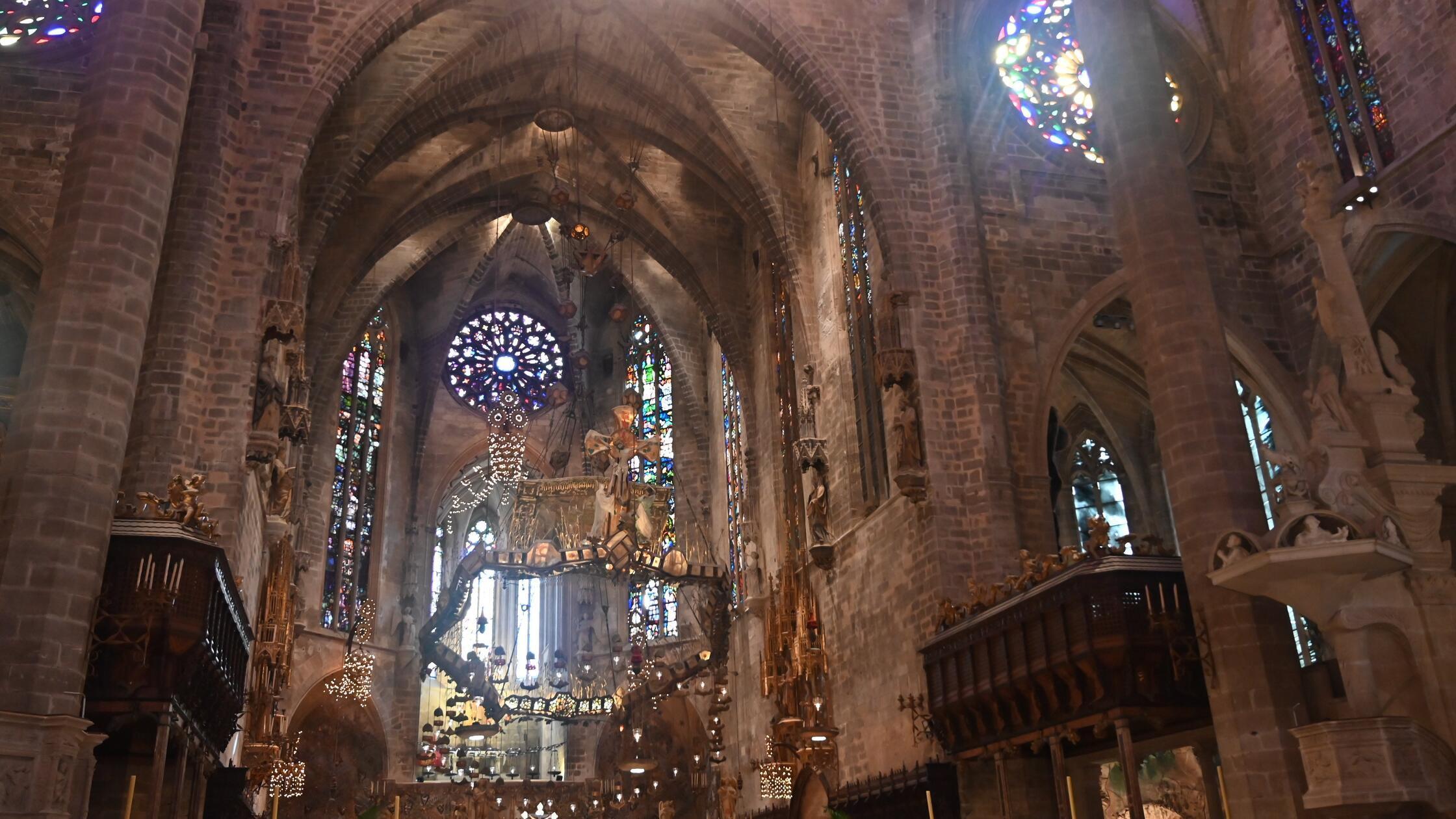 Eindrücke aus Palma, der Hauptstadt von Mallorca: Die beiden Rosetten und andere Fenster sorgen für ein besonderes Farbenspiel in der Kathedrale.