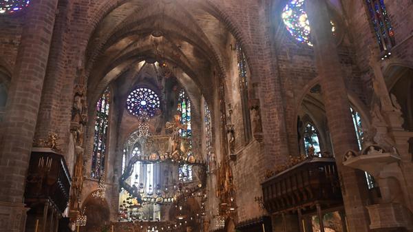 Eindrücke aus Palma, der Hauptstadt von Mallorca: Die beiden Rosetten und andere Fenster sorgen für ein besonderes Farbenspiel in der Kathedrale.
