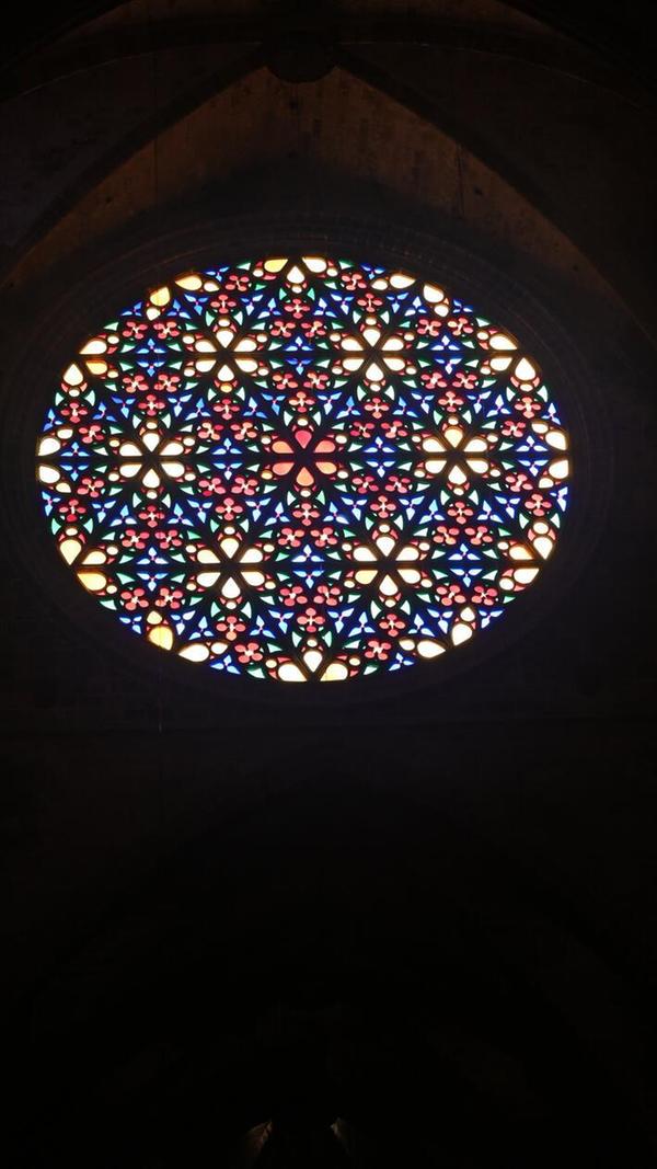Eindrücke aus Palma, der Hauptstadt von Mallorca: Zwei große Rosetten prägen die Kathedrale. Die bunten Gläser sorgen für ein besonderes Farbenspiel.