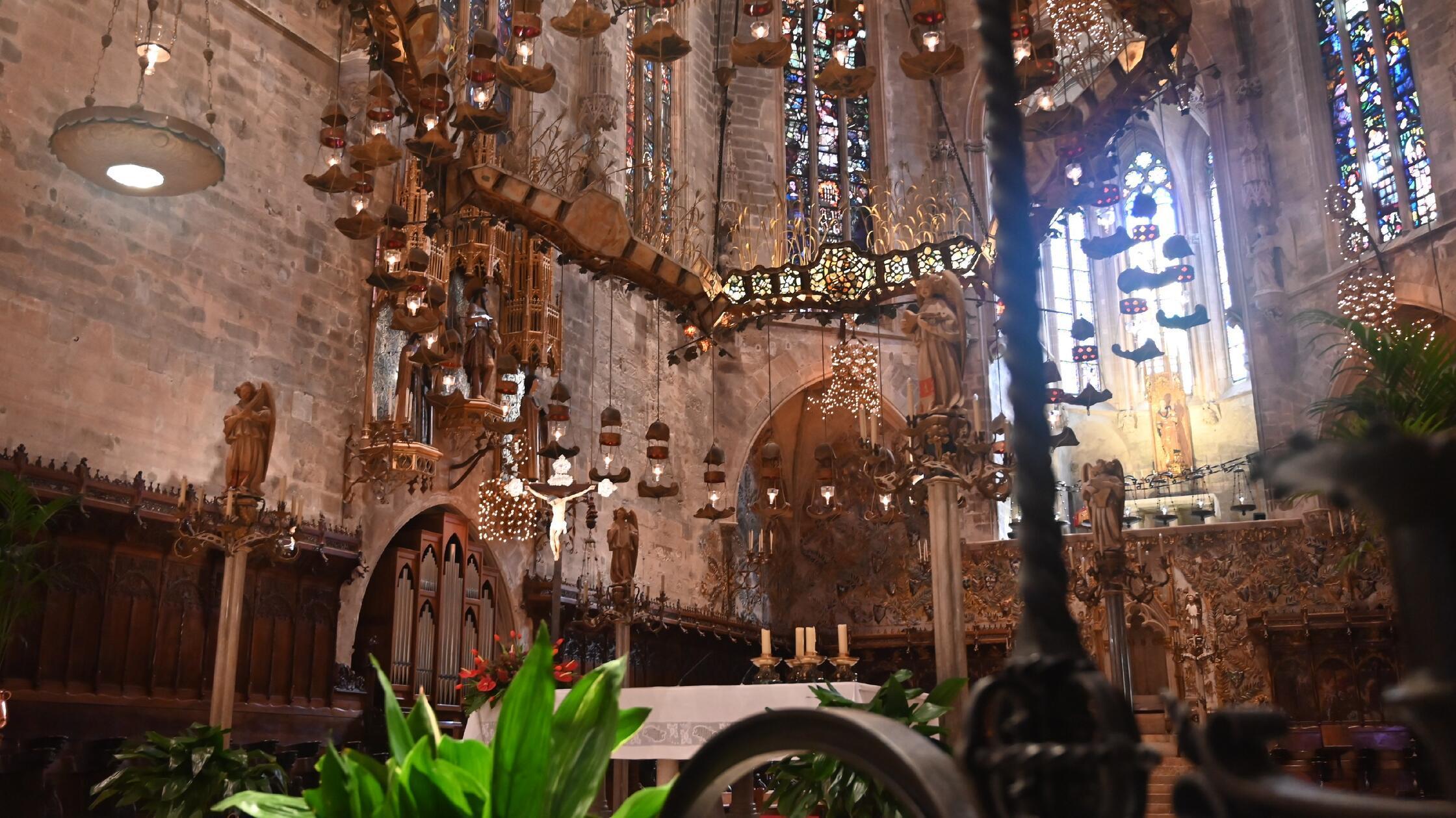 Eindrücke aus Palma, der Hauptstadt von Mallorca: Der Hauptaltar der Kathedrale.
