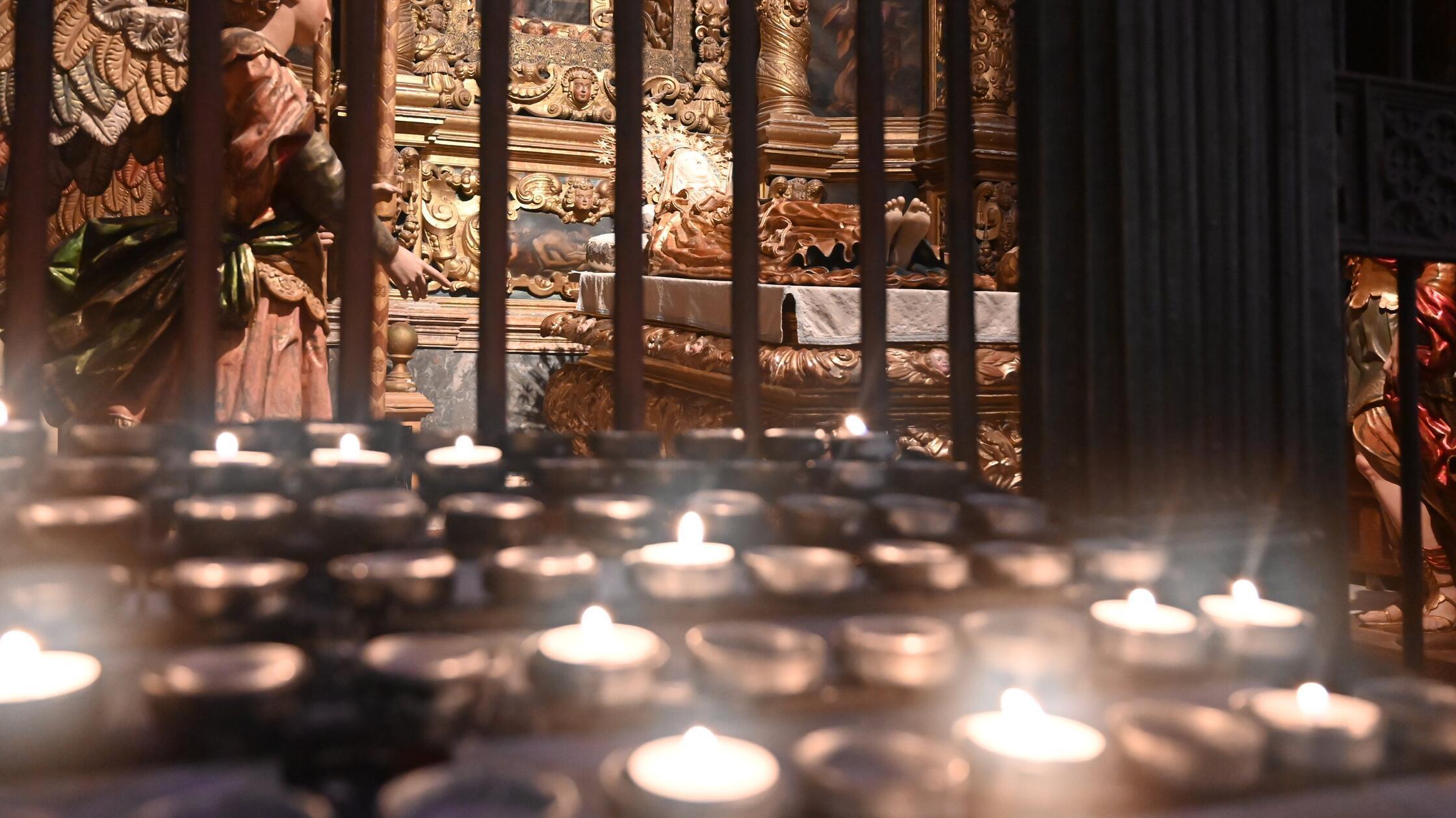 Eindrücke aus Palma, der Hauptstadt von Mallorca: Natürlich kann hier auch eine Kerze gestiftet werden.