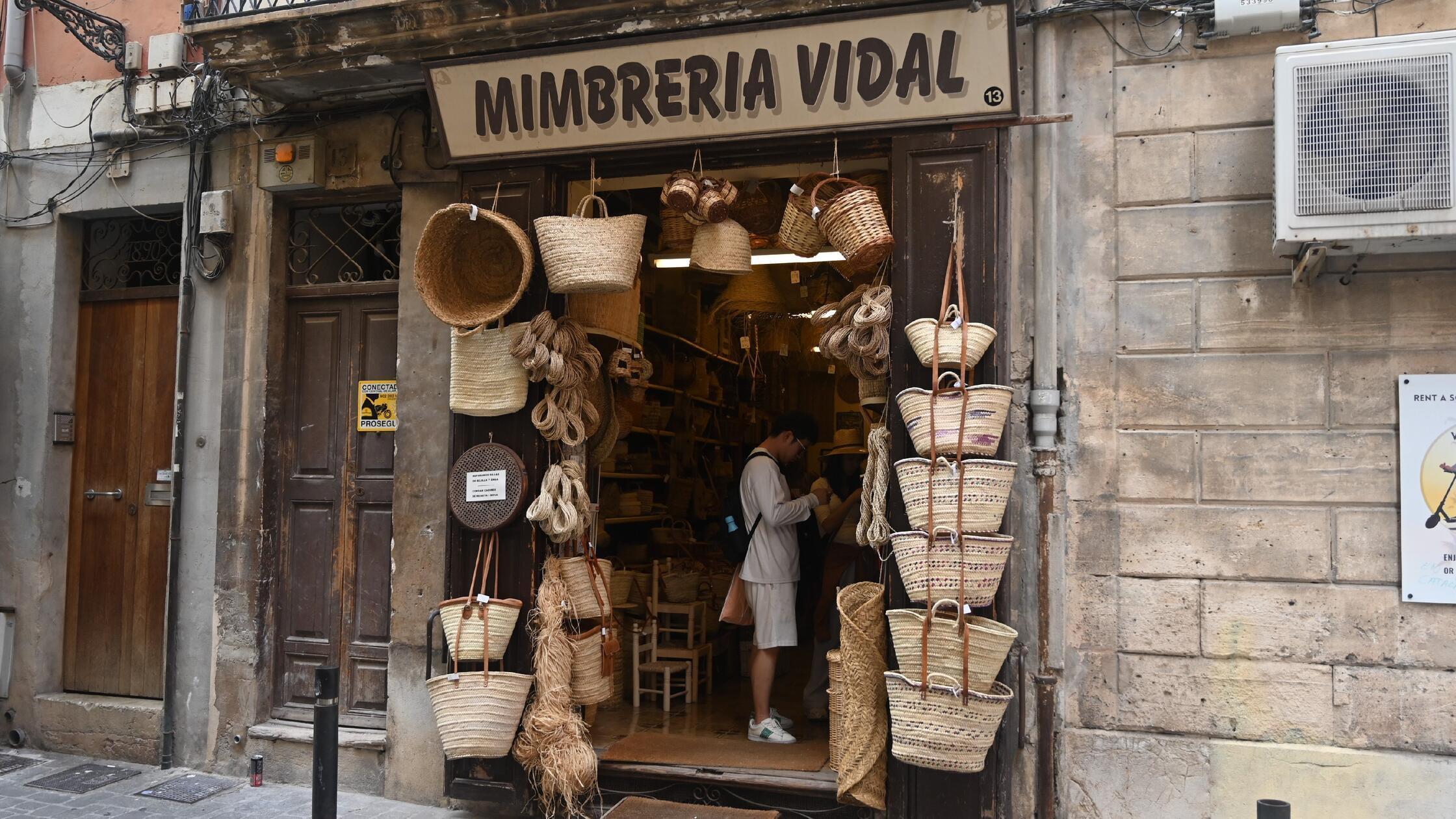 Eindrücke aus Palma, der Hauptstadt von Mallorca: Ein Korbgeschäft, das einheimische Naturstoffe verarbeitet, findet sich auch im Gewirr der Gassen.