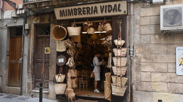 Eindrücke aus Palma, der Hauptstadt von Mallorca: Ein Korbgeschäft, das einheimische Naturstoffe verarbeitet, findet sich auch im Gewirr der Gassen.