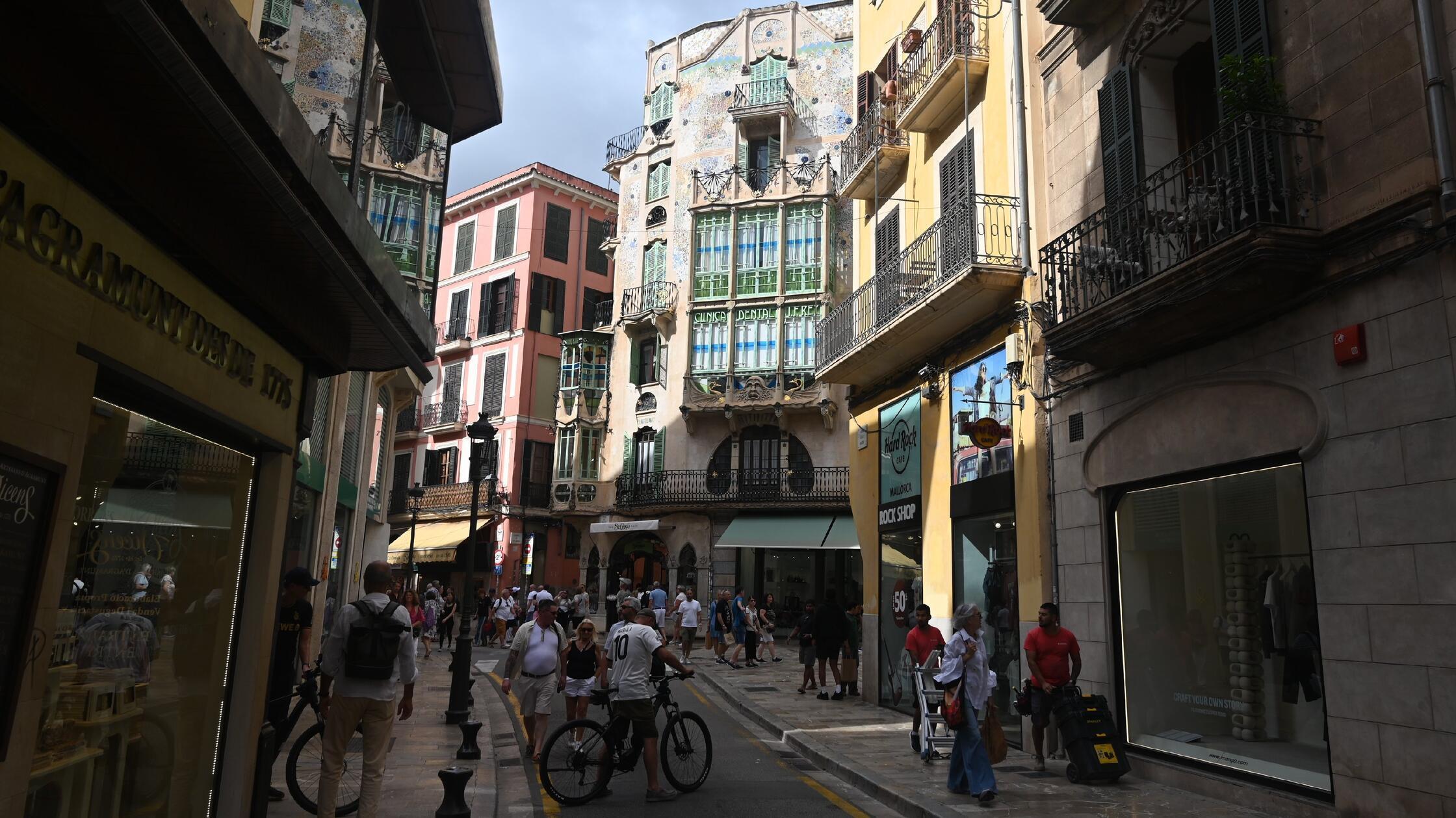 Eindrücke aus Palma, der Hauptstadt von Mallorca: Ein Gebäude, dass man sich auch gut in Barcelona vorstellen könnte.
