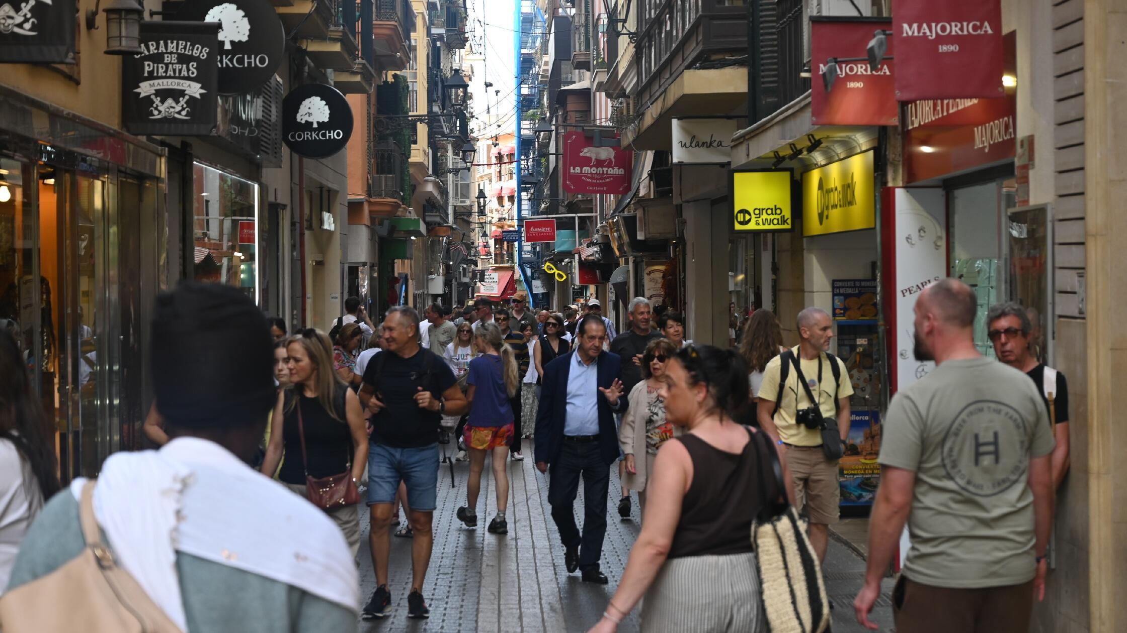 Eindrücke aus Palma, der Hauptstadt von Mallorca: In den vielen Gassen der Stadt pulsiert das Leben. Ausländische Ketten gibt es auch. Trotzdem fällt auf, dass immer noch viele kleine Geschäfte hier erhalten sind.