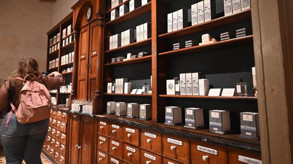 Eindrücke aus Palma, der Hauptstadt von Mallorca: Die Parfümerie Arquinesia kreiert aus Kräutern der Insel ganz besonders intensive Parfüms und ist sehr authentisch eingerichtet.