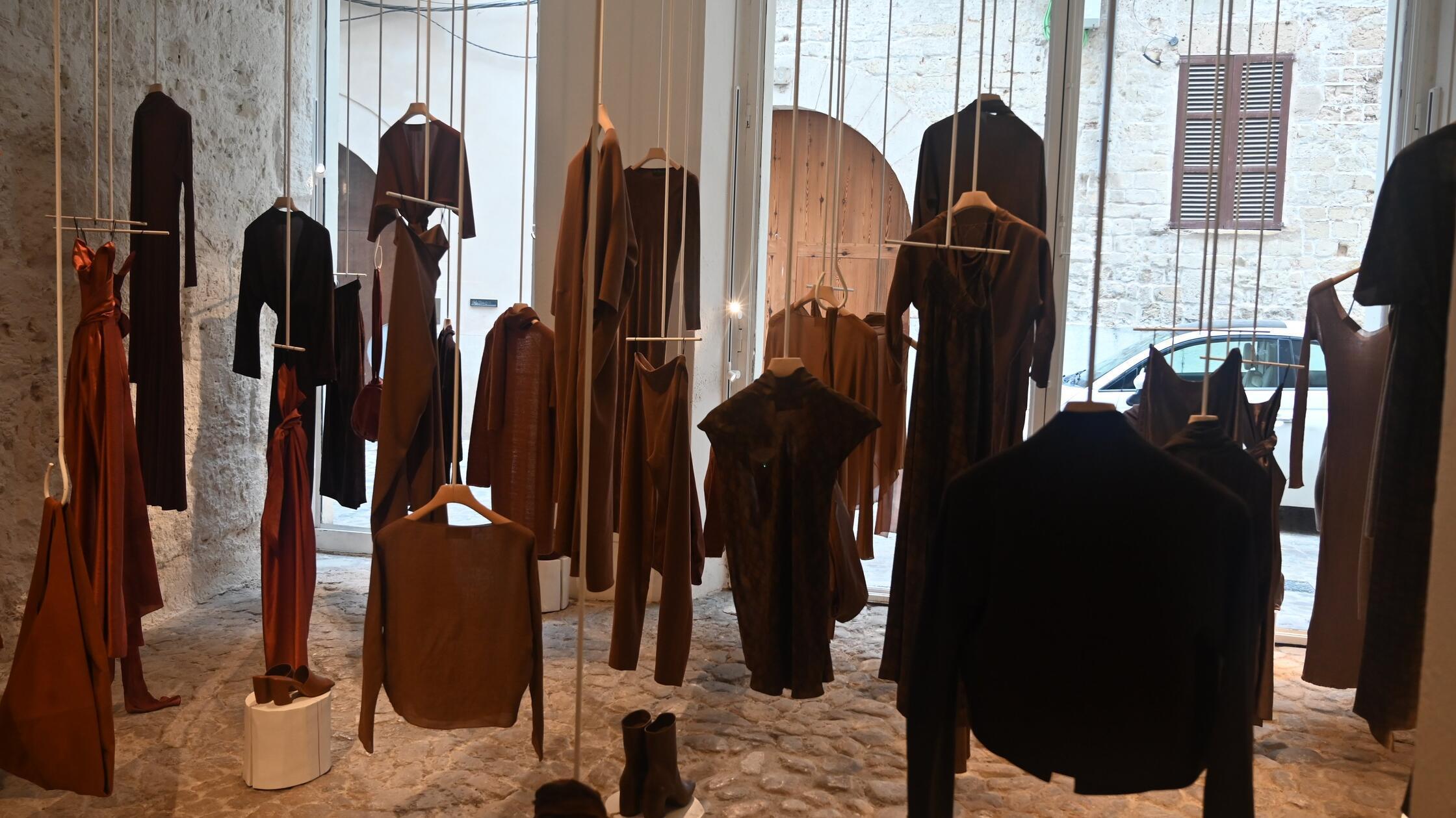 Eindrücke aus Palma, der Hauptstadt von Mallorca: Ein interessantes Konzept - um die Kleidung in dieser Boutique erlebbar zu machen, hängen die Kleidungsstücke an Stricken von der Decke. Kunden können hier zwischen den Kleidungsstücken umhergehen.