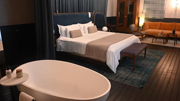 Eindrücke aus Palma, der Hauptstadt von Mallorca: Eines der schönsten Zimmer im Can Bordy Grand House & Garden. Der Raum diente früher als Ballsaal des Herrenhauses.