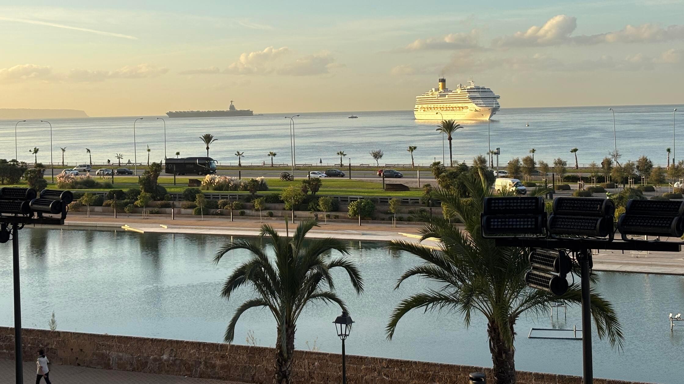 Eindrücke aus Palma, der Hauptstadt von Mallorca: Eine absolute Besonderheit - während rechts ein Kreuzfahrtschiff in den Hafen einfährt, ankert weiter links ein Flugzeugträger vor Palma.