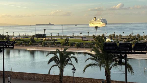 Eindrücke aus Palma, der Hauptstadt von Mallorca: Eine absolute Besonderheit - während rechts ein Kreuzfahrtschiff in den Hafen einfährt, ankert weiter links ein Flugzeugträger vor Palma.