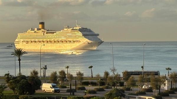 Eindrücke aus Palma, der Hauptstadt von Mallorca: Ein Kreuzfahrtschiff im Abendlicht.